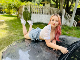 SabrinaKitty - Hallo Schatz, ich bin Sabrina Kitty, ich identifiziere mich als ein Mädchen, das in vielen Dingen etwas unerfahren ist, aber viel Lernwille hat. Ich bin etwas schüchtern, aber ich gehe gerne Risiken ein und ich gebe zu, dass ich das mag, Erotik für meine zukünftigen Projekte zu erforschen.